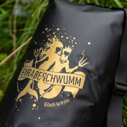 Aare Guru Logo Gold auf dem Aare Bag